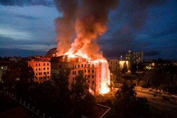 Масштабна пожежа: у центрі Кам'янця невідомі підпалили готель на сайті vsim.ua Масштабна пожежа: у центрі Кам'янця невідомі підпалили готель, фото №2 на сайті vsim.ua