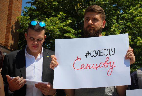 Новини Вінниці - фото з У Вінниці оголосили «червону картку» Кремлю та вимагали звільнити політув’язнених українців в РФ У Вінниці оголосили «червону картку» Кремлю та вимагали звільнити політув’язнених українців в РФ, фото №9 на сайті 20minut.ua