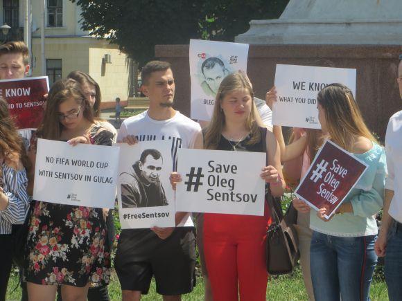 #SaveOlegSentsov: у Хмельницькому влаштували акцію на підтримку політв'язнів, фото №6 на сайті vsim.ua