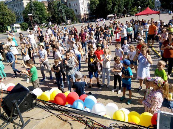 200 дітей танцювали під час флешмобу на Театральному майдані, фото №2 на сайті 20minut.ua