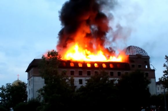 Масштабна пожежа: у центрі Кам'янця невідомі підпалили готель на сайті vsim.ua Масштабна пожежа: у центрі Кам'янця невідомі підпалили готель, фото №4 на сайті vsim.ua