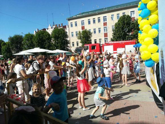 Весело, пізнавально і дуже смачно. У Хмельницькому відгуляли Свято дитинства, фото №14 на сайті vsim.ua