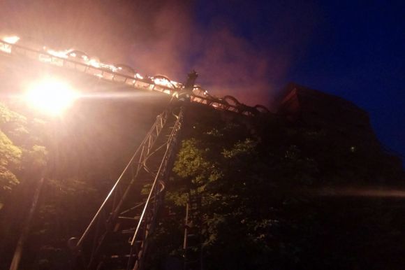 Масштабна пожежа: у центрі Кам'янця невідомі підпалили готель на сайті vsim.ua Масштабна пожежа: у центрі Кам'янця невідомі підпалили готель, фото №3 на сайті vsim.ua