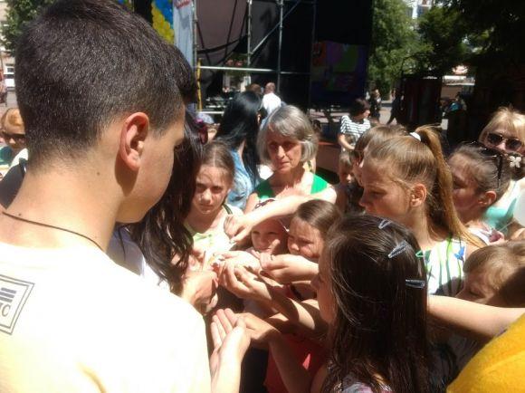 Весело, пізнавально і дуже смачно. У Хмельницькому відгуляли Свято дитинства, фото №1 на сайті vsim.ua