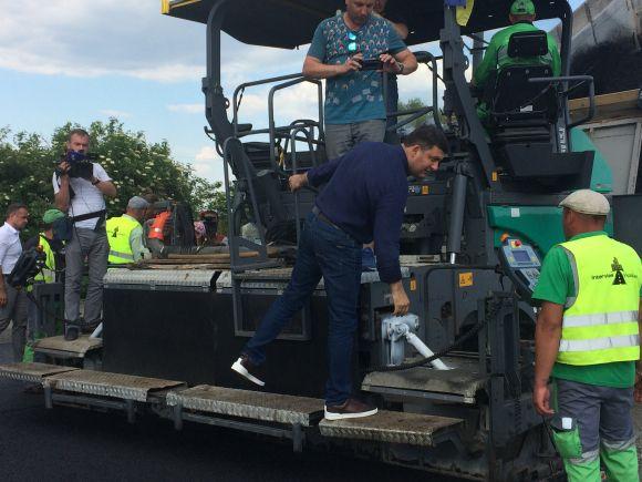 Новини Вінниці - фото з Інспектор Гройсман: як прем’єр-міністр дороги в області перевіряв Інспектор Гройсман: як прем’єр-міністр дороги в області перевіряв, фото №3 на сайті 20minut.ua