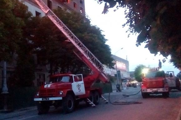 Масштабна пожежа: у центрі Кам'янця невідомі підпалили готель на сайті vsim.ua Масштабна пожежа: у центрі Кам'янця невідомі підпалили готель, фото №1 на сайті vsim.ua