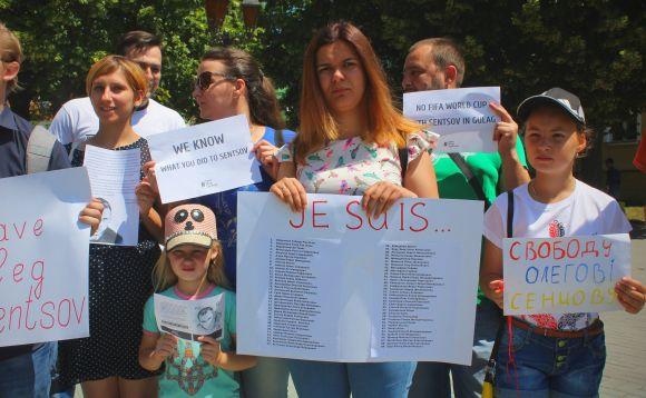 Новини Вінниці - фото з У Вінниці оголосили «червону картку» Кремлю та вимагали звільнити політув’язнених українців в РФ У Вінниці оголосили «червону картку» Кремлю та вимагали звільнити політув’язнених українців в РФ, фото №7 на сайті 20minut.ua