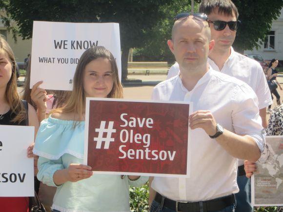 #SaveOlegSentsov: у Хмельницькому влаштували акцію на підтримку політв'язнів, фото №4 на сайті vsim.ua