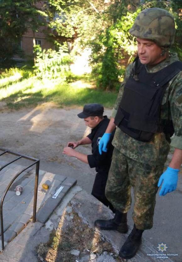 Новини Вінниці - фото з На Коріатовичів поліцейські забрали у перехожого гранату. Той каже, що знайшов її на вулиці На Коріатовичів поліцейські забрали у перехожого гранату. Той каже, що знайшов її на вулиці, фото №1 на сайті 20minut.ua