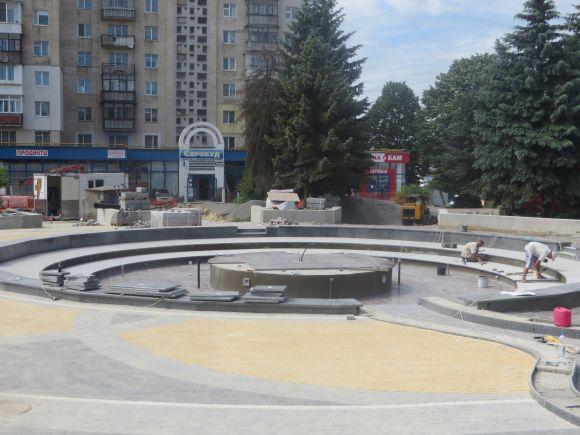 Новини Хмельницького - фото з Біля "Сілістри" завершують ремонт площі. Коли відкриють новий фонтан Біля "Сілістри" завершують ремонт площі. Коли відкриють новий фонтан, фото №1 на сайті vsim.ua