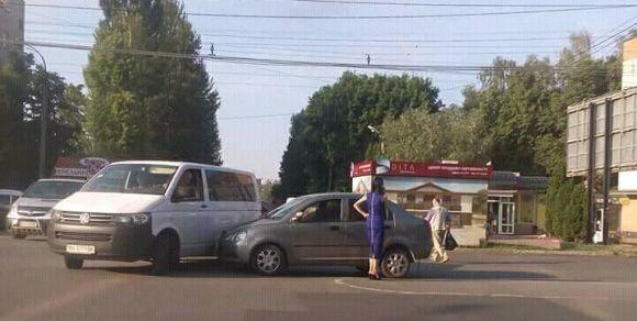 На проспекті Миру зіткнулись "Volkswagen" і "Chery". Є потерпілі, фото №1 на сайті vsim.ua