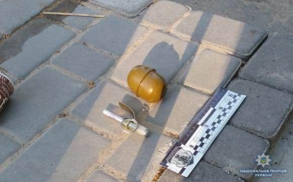 Новини Вінниці - фото з На Коріатовичів поліцейські забрали у перехожого гранату. Той каже, що знайшов її на вулиці На Коріатовичів поліцейські забрали у перехожого гранату. Той каже, що знайшов її на вулиці, фото №2 на сайті 20minut.ua