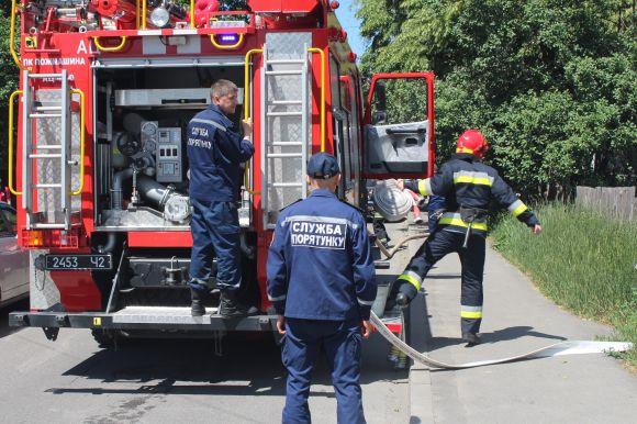 Пожежа у Слов’янці. На Писарева горів сарай, фото №2 на сайті 20minut.ua