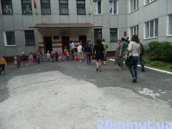Новини Тернополя - фото з 5-річного Рената прийняли в садочок з активістами і телекамерами 5-річного Рената прийняли в садочок з активістами і телекамерами, фото №5 на сайті 20minut.ua