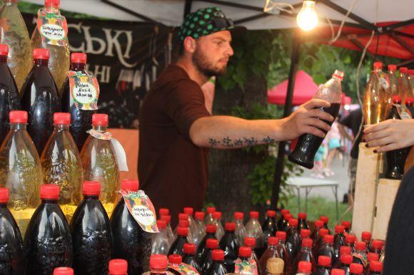 У парку Шевченка частують на наливають: розпочалась "Галицька дефіляда", фото №2 на сайті 20minut.ua