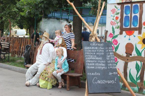 У парку Шевченка частують на наливають: розпочалась "Галицька дефіляда", фото №1 на сайті 20minut.ua