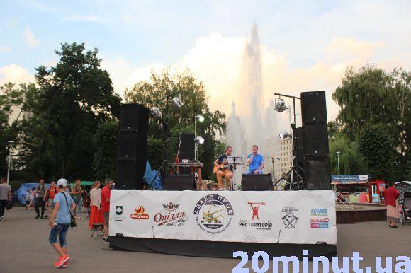 У парку Шевченка частують на наливають: розпочалась "Галицька дефіляда", фото №3 на сайті 20minut.ua