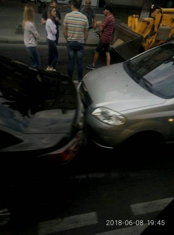 Новини Вінниці - фото з Вінниччина 8 червня: автопригоди з потерпілими та 910 дзвінків на «102» Вінниччина 8 червня: автопригоди з потерпілими та 910 дзвінків на «102», фото №1 на сайті 20minut.ua