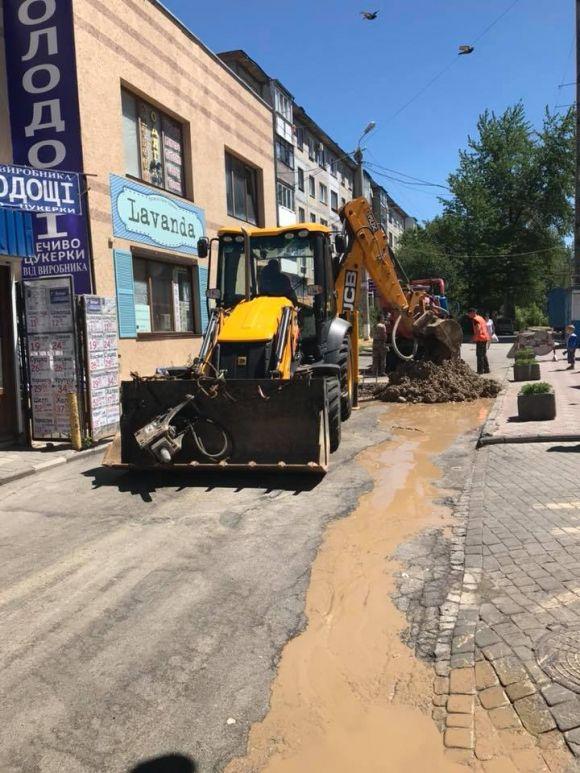 Біля «Магігранду» затопило магазин. Чотири тонни продуктів зіпсовано, фото №1 на сайті 20minut.ua