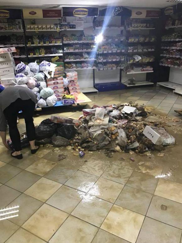 Біля «Магігранду» затопило магазин. Чотири тонни продуктів зіпсовано, фото №4 на сайті 20minut.ua