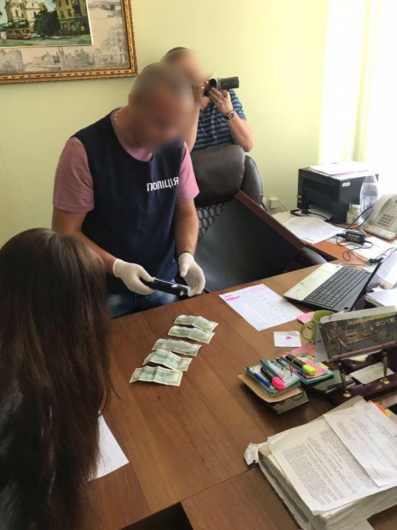 Новини Вінниці - фото з Вдруге попався на хабарі. Керівників експертної установи вимагав від підлеглої 500 доларів Вдруге попався на хабарі. Керівників експертної установи вимагав від підлеглої 500 доларів, фото №1 на сайті 20minut.ua