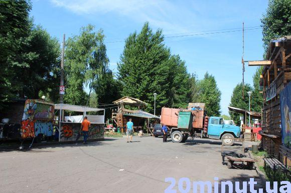 Новини Тернополя - фото з Після "Галицької дефіляди" з парку вивезли фуру сміття Після "Галицької дефіляди" з парку вивезли фуру сміття, фото №1 на сайті 20minut.ua