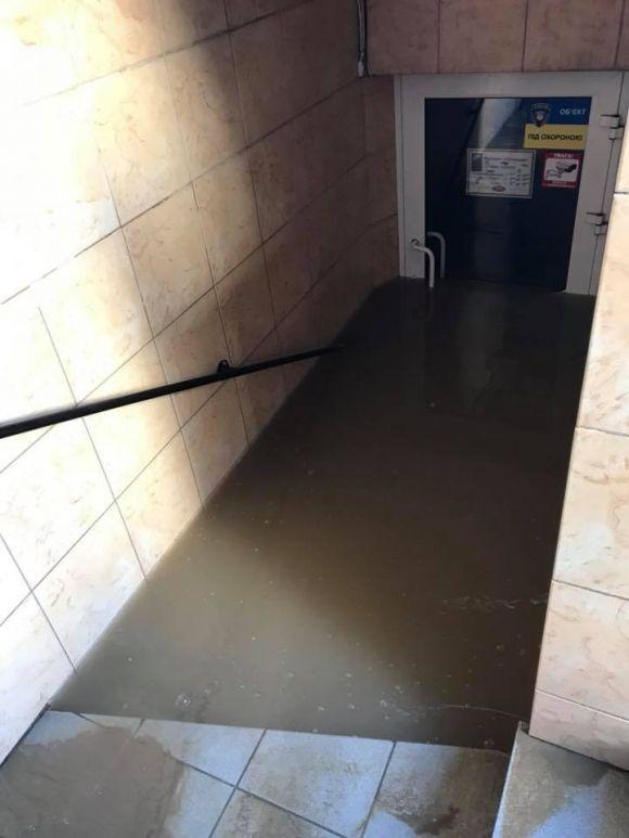 Біля «Магігранду» затопило магазин. Чотири тонни продуктів зіпсовано, фото №2 на сайті 20minut.ua