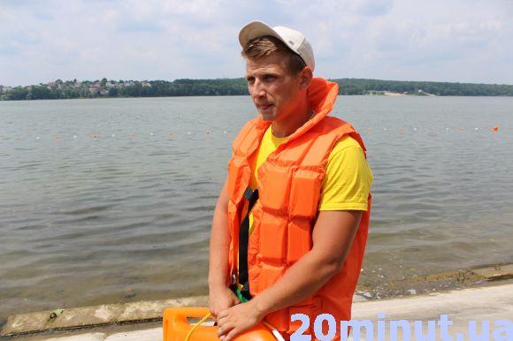 За відпочивальниками на "Циганці" тепер спостерігає дві зміни рятувальників, фото №1 на сайті 20minut.ua