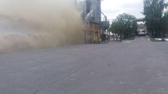 Новини Вінниці - фото з 35 вогнеборців, 9 пожежних машин та потяг: у Жмеринці горить елеватор 35 вогнеборців, 9 пожежних машин та потяг: у Жмеринці горить елеватор, фото №5 на сайті 20minut.ua