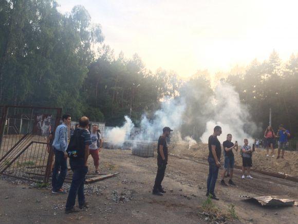 У парку Нацвідродження активісти знесли огорожу та руйнують забудову. Поліція застосувала сльозогінний газ (оновлено), фото №1 на сайті 20minut.ua