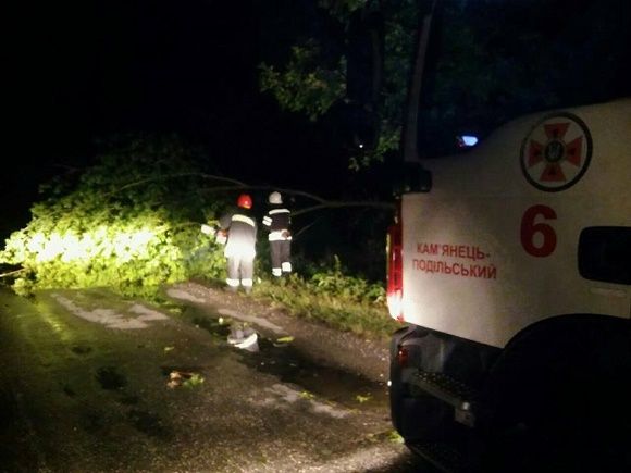 Новини Кам'янця-Подільського - фото з На Кам’янеччині гроза повалила дерева на проїжджу частину (ФОТО) На Кам’янеччині гроза повалила дерева на проїжджу частину (ФОТО), фото №2 на сайті 20minut.ua