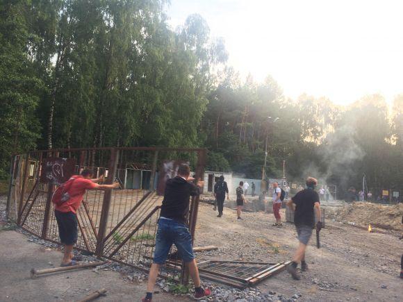 У парку Нацвідродження активісти знесли огорожу та руйнують забудову. Поліція застосувала сльозогінний газ (оновлено), фото №3 на сайті 20minut.ua