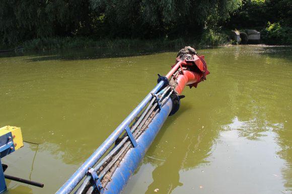 Новини Вінниці - фото з Біля «Водоканалу» почали чистити Південний Буг. Як скоро покращиться вода? Біля «Водоканалу» почали чистити Південний Буг. Як скоро покращиться вода?, фото №1 на сайті 20minut.ua