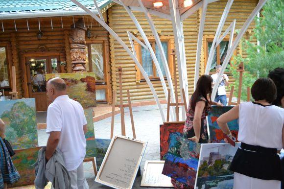 Новини Вінниці - фото з У Вінниці обрали кращого художника. Як це було? Проте спершу довелося рятувати картини від негоди