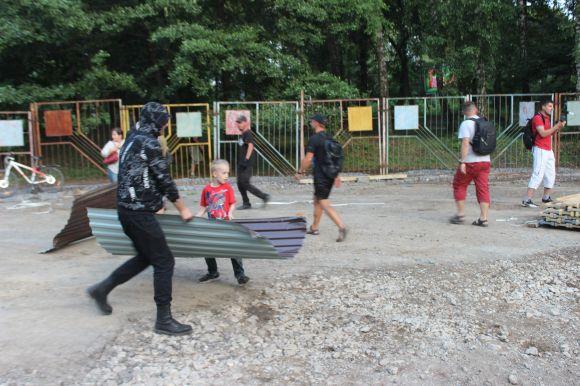 У парку Нацвідродження активісти знесли огорожу та руйнують забудову. Поліція застосувала сльозогінний газ (оновлено), фото №2 на сайті 20minut.ua