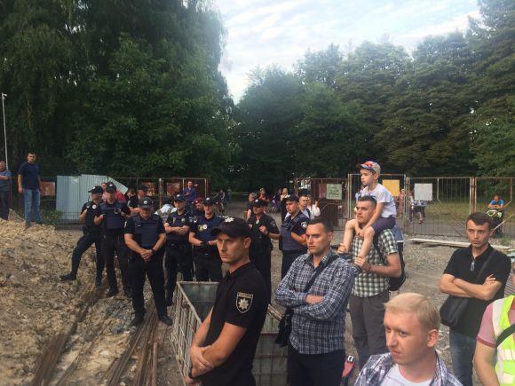 У парку Нацвідродження активісти знесли огорожу та руйнують забудову. Поліція застосувала сльозогінний газ (оновлено), фото №4 на сайті 20minut.ua