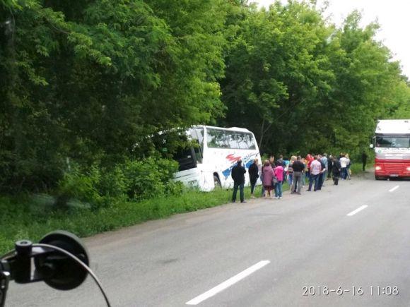 Новини Вінниці - фото з На Вінниччині у кювет з'їхав автобус з людьми На Вінниччині у кювет з'їхав автобус з людьми, фото №1 на сайті 20minut.ua