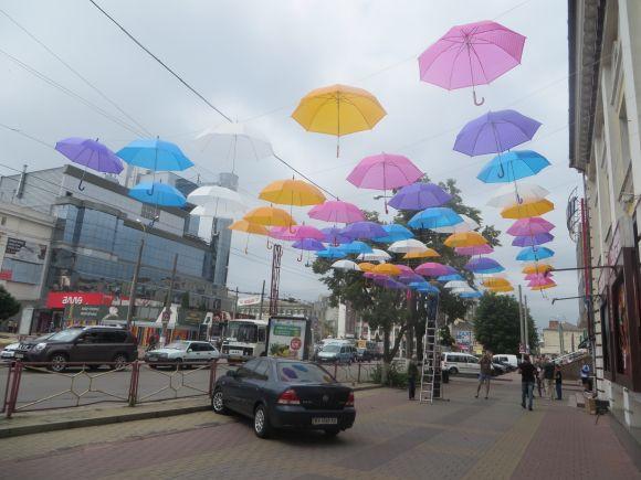 Фото дня: центр Хмельницького прикрасили кольоровими парасольками, фото №1 на сайті vsim.ua