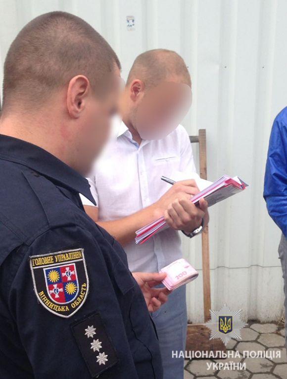 Новини Вінниці - фото з У Гнівані на АЗС поліцейському намагалися дати 5 тисяч хабара У Гнівані на АЗС поліцейському намагалися дати 5 тисяч хабара, фото №2 на сайті 20minut.ua