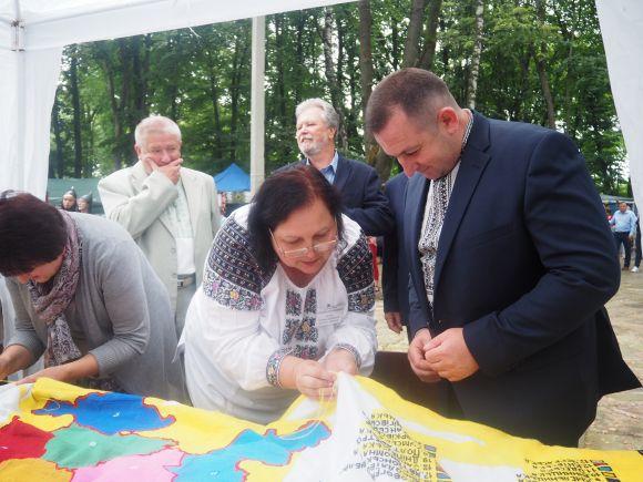 Бої середньовічних  лицарів, вишита 3-метрова карта та частування борщем  - таким було  свято Замку в Теребовлі, фото №6 на сайті 20minut.ua