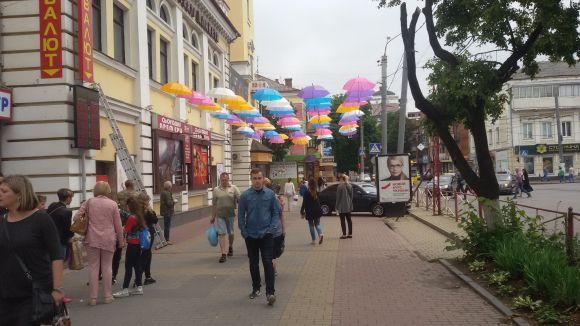 Фото дня: центр Хмельницького прикрасили кольоровими парасольками, фото №2 на сайті vsim.ua