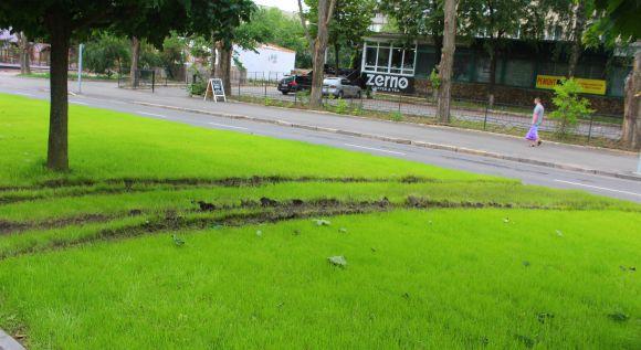 На проспекті Космонавтів водій розвернув авто через тротуар та зіпсував газон, фото №1 на сайті 20minut.ua