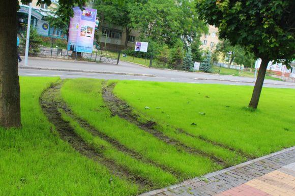 На проспекті Космонавтів водій розвернув авто через тротуар та зіпсував газон, фото №2 на сайті 20minut.ua