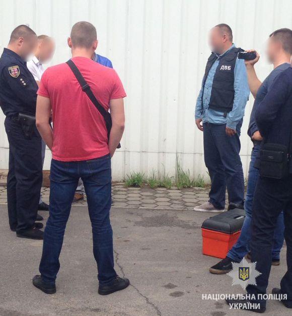 Новини Вінниці - фото з У Гнівані на АЗС поліцейському намагалися дати 5 тисяч хабара У Гнівані на АЗС поліцейському намагалися дати 5 тисяч хабара, фото №1 на сайті 20minut.ua