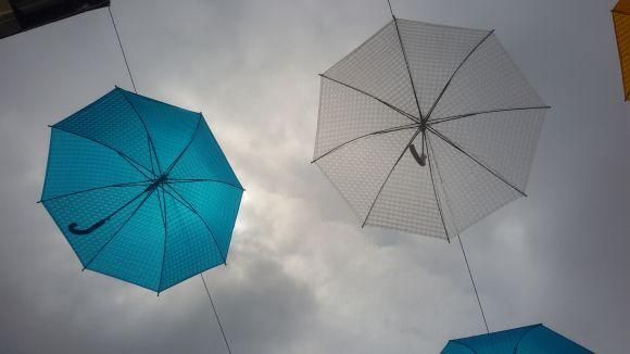 Фото дня: центр Хмельницького прикрасили кольоровими парасольками, фото №5 на сайті vsim.ua