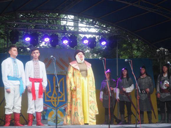 Бої середньовічних  лицарів, вишита 3-метрова карта та частування борщем  - таким було  свято Замку в Теребовлі, фото №7 на сайті 20minut.ua