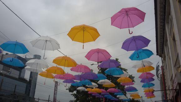Фото дня: центр Хмельницького прикрасили кольоровими парасольками, фото №4 на сайті vsim.ua