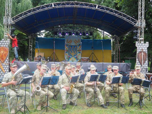 Бої середньовічних  лицарів, вишита 3-метрова карта та частування борщем  - таким було  свято Замку в Теребовлі, фото №1 на сайті 20minut.ua