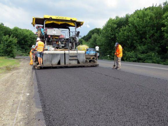 Дорожники ремонтують трасу поблизу Хмельницького. Водіїв просять бути уважними, фото №4 на сайті vsim.ua