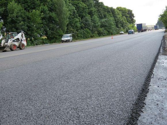 Дорожники ремонтують трасу поблизу Хмельницького. Водіїв просять бути уважними, фото №2 на сайті vsim.ua